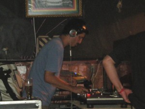 MZK discotecando na Drinkeria Maldita