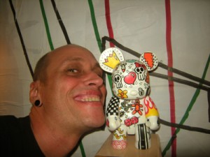 Sergio Careca e o toy "EF" de Marcos Couto