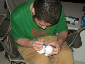 Danilo Lucas (Togaone) customizando um Munny