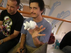 MZK mostra o Munny que acabou de customizar